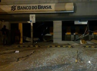 Grupo destrói agência bancária e dispara contra delegacia em Olindina