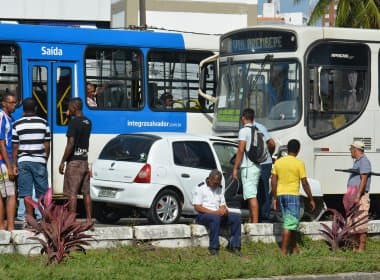 Carro bate em ônibus em via exclusiva na Vasco da Gama