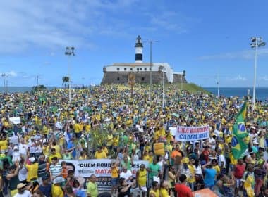 Manifestantes se concentram no Farol da Barra em protesto contra o governo Dilma; veja fotos