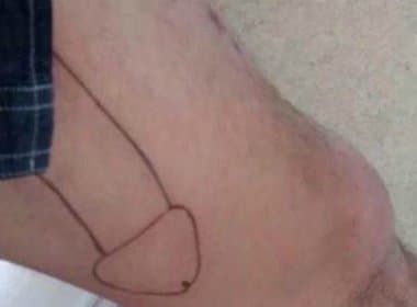 Homem é expulso de casa após tatuar pênis na coxa: ‘coisa mais estúpida que fiz’