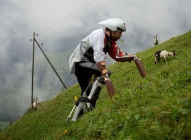 Cansado da rotina, homem passa a viver como cabra nos Alpes Suíços
