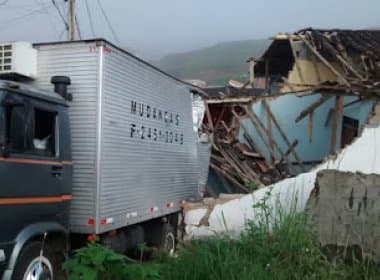 Ipiaú: Caminhão desgovernado invade casa e deixa morador ferido