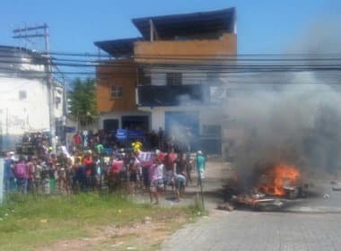 Moradores da Boca do Rio fecham Avenida Jorge Amado na manhã desta sexta