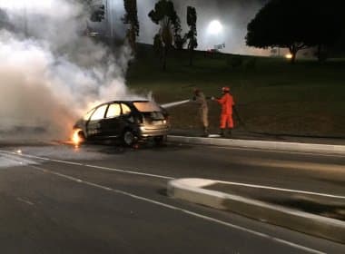 Carro pega fogo na Avenida Paralela