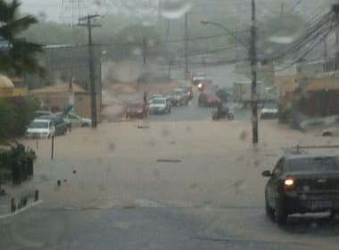 Chuva deixa pontos de alagamento em Salvador e provoca congestionamento
