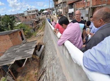 Prefeitura entrega obra de contenção de encosta em rua no bairro de Alto de Coutos