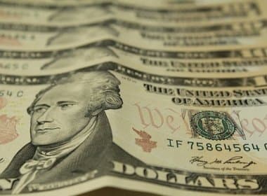 Dólar bate R$ 3,75 e fecha com maior valor desde 2002