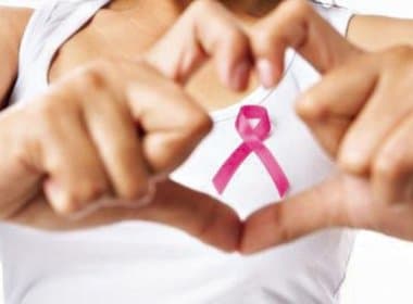 Estudantes de enfermagem levam informações sobre câncer de mama a unidades de saúde