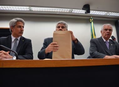 Rede, PSOL e metade do PT pedem saída de Cunha em documento no Conselho de Ética