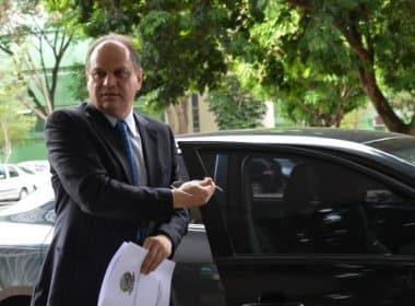 Relator do Orçamento mantém decisão de cortar R$ 10 bilhões do Bolsa Família