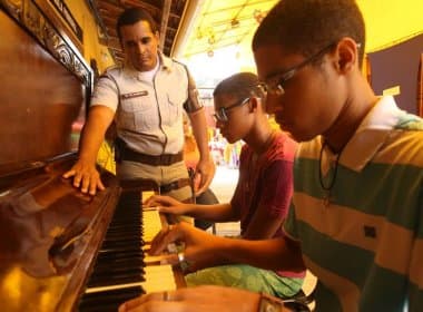 Base comunitária oferece aulas de piano para jovens de baixa renda no bairrro do Uruguai
