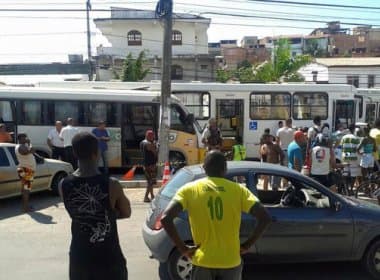 Cantor morre atropelado após micro-ônibus invadir calçada em Itapuã