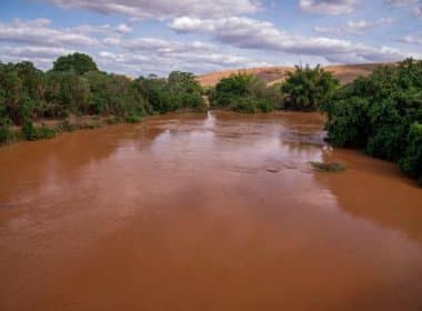 Mais de 280 mil pessoas ficam sem água após lama atingir o Rio Doce