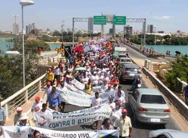 Juazeiro: Protesto pela defesa de programas sociais reúne cerca de 25 mil