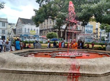 Reaja deixa fonte da Praça da Piedade vermelha: ‘Sangue negro derramado’