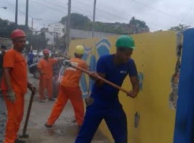 Sucom demole muro irregular em Pernambués