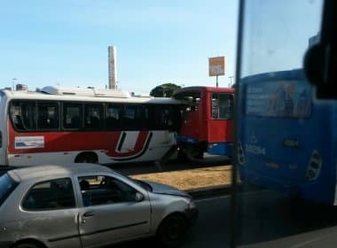 Acidente entre dois ônibus deixa feridos na Av. Tancredo Neves