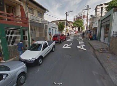 PM é baleado em assalto na porta de casa, em Salvador