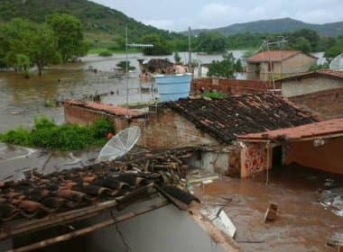 Chuva causa alagamentos em ruas de Picos e Senhor do Bonfim