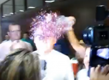 Grupo promove ‘beijaço gay’ e dá ‘banho’ de purpurina rosa em Bolsonaro