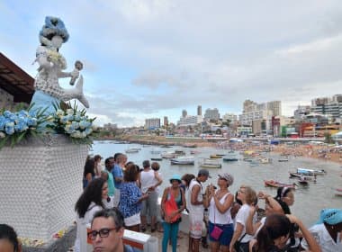 Mergulhadores retiram 150 kg de lixo no Rio Vermelho após festa de Iemanjá