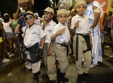 ‘Policiais mirins’: Crianças se vestem de PMs para curtir o Carnaval