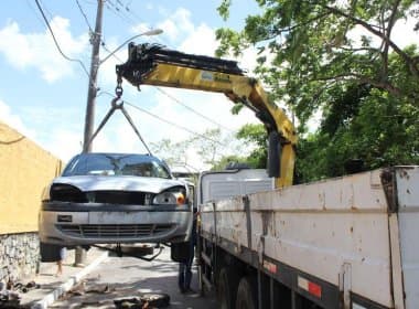 Operação da Semop reboca 20 veículos sucateados no Lobato