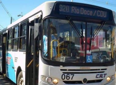 Motorista para ônibus ao ver que passageiros não deram lugar para deficiente em Recife