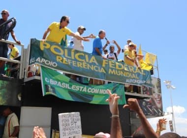Deputado José Carlos Aleluia é vaiado durante discurso em protesto na Barra