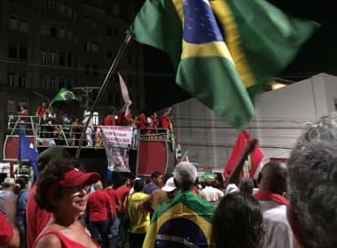 Políticos são aplaudidos em discursos pró-governo na Praça Castro Alves