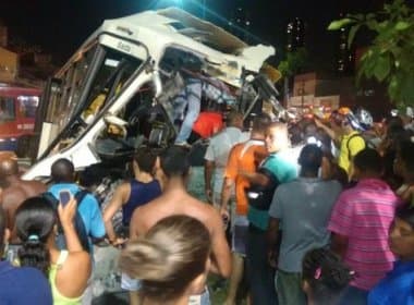 Motorista é resgatado de ônibus quatro horas depois de acidente na av. Vasco da Gama