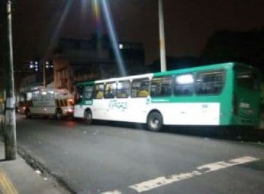 Em protesto por morte de jovem, grupo obriga passageiros a descerem de ônibus