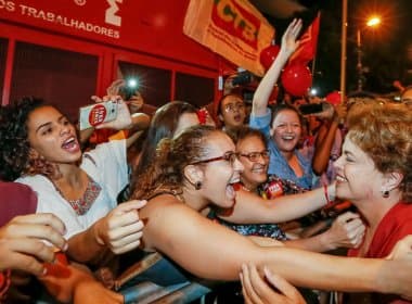 Dilma se emociona com ato em BH e faz críticas ao governo interino