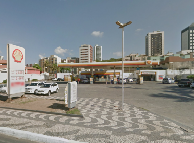 Homem é morto a tiros dentro de carro no Costa Azul