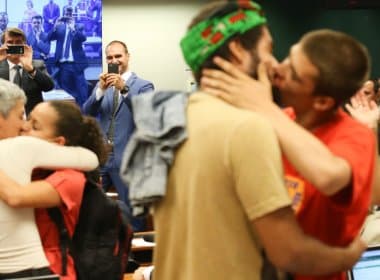 Manifestantes fazem beijaço gay na Câmara em protesto contra Feliciano e Bolsonaro