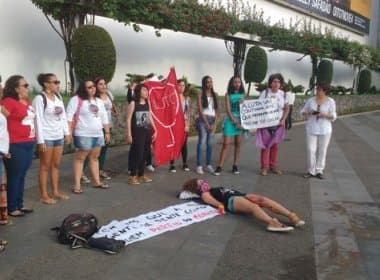 Mulheres encenam ato contra estupros em frente a shopping de Salvador