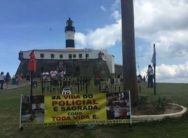 Grupo realiza protesto no Farol da Barra contra morte de policiais na Bahia