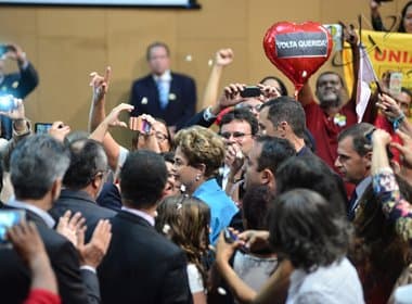 Aos gritos de ‘volta querida’, Dilma é recebida com pipoca por baianas na AL-BA; veja vídeo