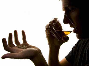 Perigo de mistura entre álcool e analgésicos é real, apesar da falta de pesquisas
