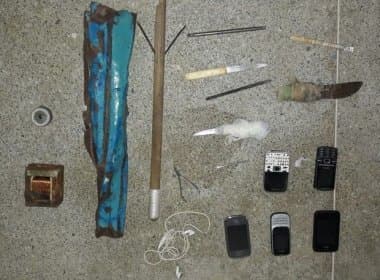 Polícia encontra barra de ferro, facas, celulares e tesoura com presos em Alagoinhas