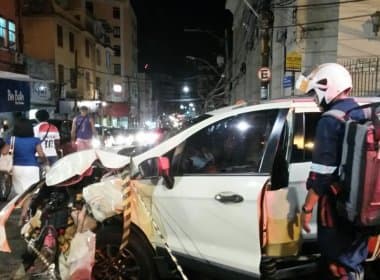 Condutor passa mal e atinge micro-ônibus na Av. Joana Angélica