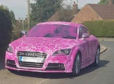 Acusado de violência doméstica tem carro de luxo pintado de rosa