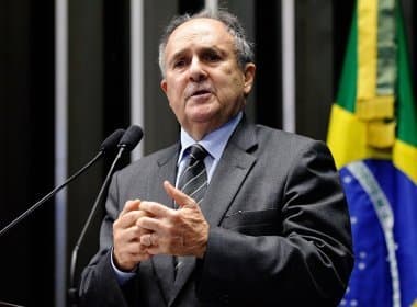Chamado de ‘golpista’ por manifestantes, Cristovam Buarque suspende sessão no Senado