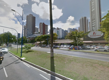 Ônibus colide com carro na via exclusiva da Vasco; não há confirmação de feridos
