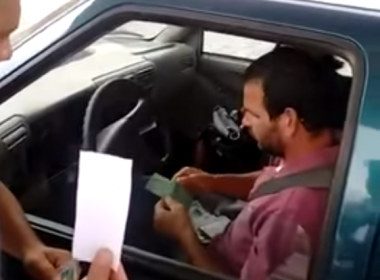 Casal tenta pagar gasolina com papel ‘ungido por Cristo’ que vale R$ 100: ‘Quero meu troco’