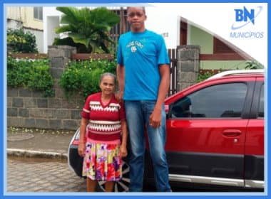 Com doença não diagnosticada, adolescente com 2,18m enfrenta dificuldades em Ipiaú