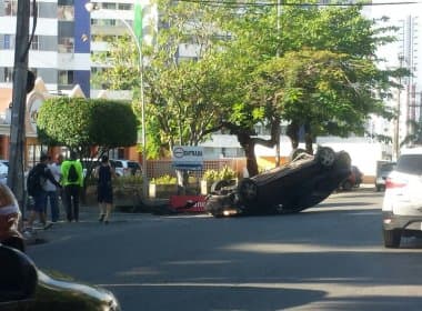 Carro capota no Imbuí; não há confirmação de feridos