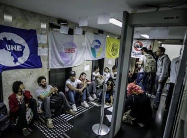 Estudantes ocupam prédio da Presidência da República em SP contra PEC do teto de gastos