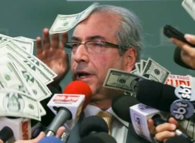 Processo de Eduardo Cunha contra jovem que lhe atirou dólar falso é suspenso