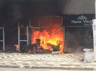 Incêndio destrói loja de flores artificiais em centro comercial na Pituba